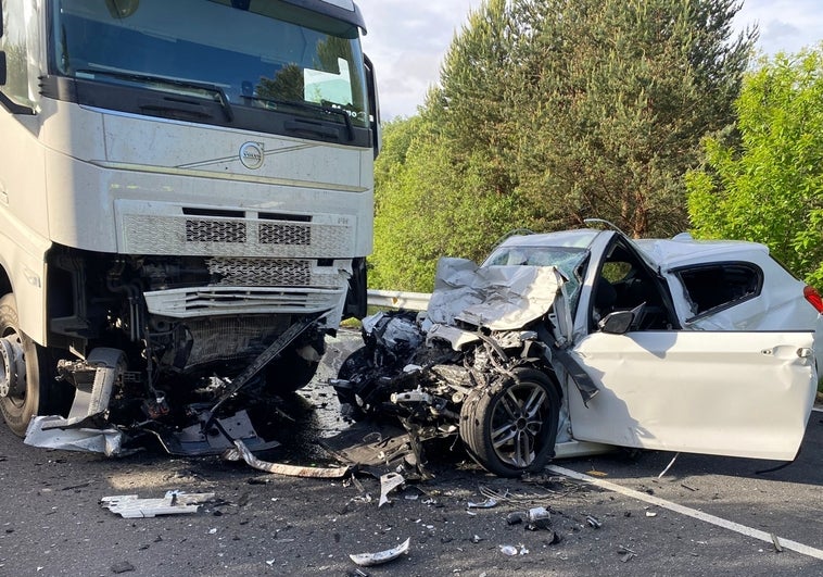 Un violento accidente entre un camión y un turismo deja un muerto en Nava de Francia