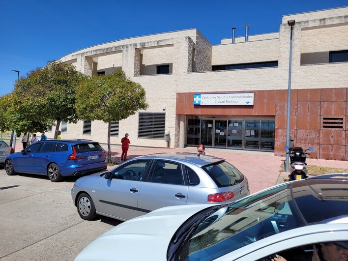 Entrada principal del Centro de Especialidades Médicas de Ciudad Rodrigo.