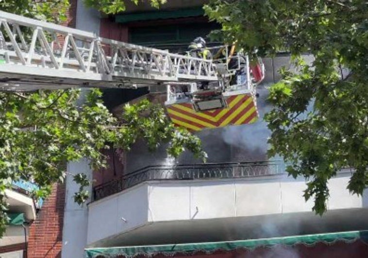 Muere un hombre de 40 años y otro de 53 está herido en el incendio de una vivienda en Madrid