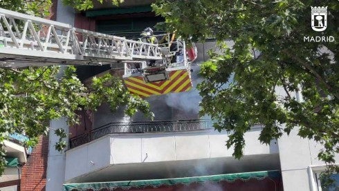 Intervención de los Bomberos en el incendio de la calle Embajadores