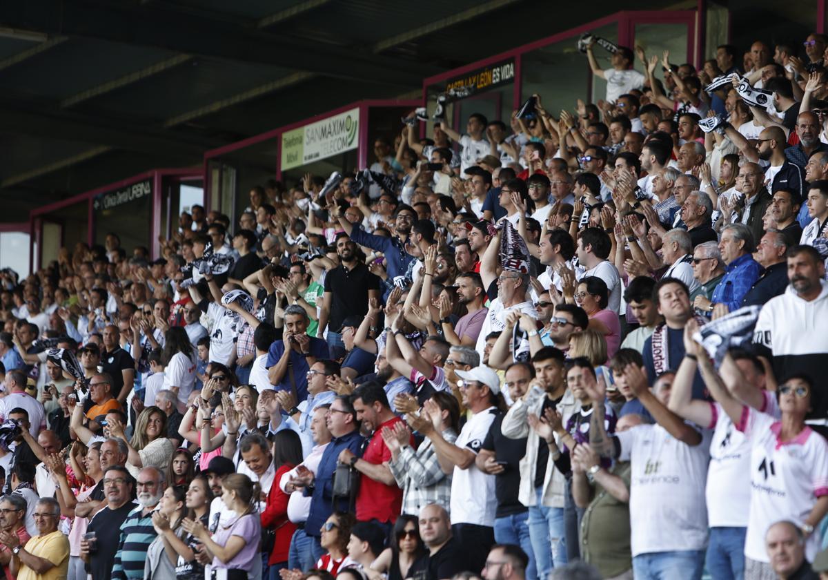 Aspecto de la Tribuna del Helmántico en el encuentro contra el Real Ávila.