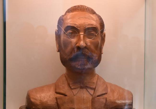 Imagen del busto en barro realizado por Manuel Álvarez-Monteserín que se expone ya en la Escuela de Ingenieros.