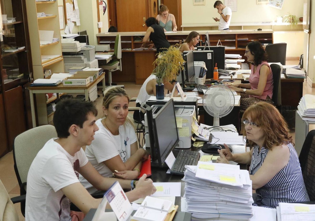 Alumnos matriculándose en la Universidad