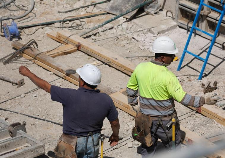 Dos obreros durante la construcción de una obra.