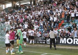 Los jugadores del Salamanca celebran el pase de ronda frente al Ávila en el fondo norte con la afición.