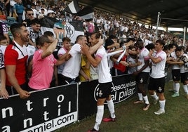 Los jugadores del Salamanca UDS, saludando a los aficionado tras el partido del pasado domingo