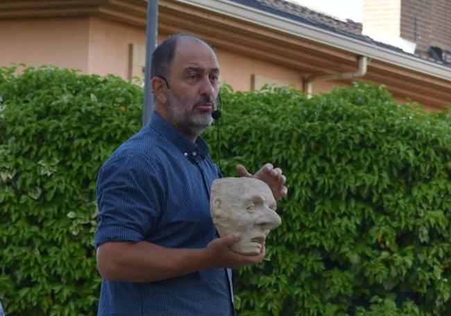 El artista David de la Mano muestra una cabeza tallada en piedra de Villamayor en un taller en la localidad
