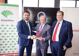 Eustaquio Andrés recibe el premio de la mano de Antonio Rollán, presidente del CES, y de Benjamín Crespo, presidente de la Cámara de Comercio