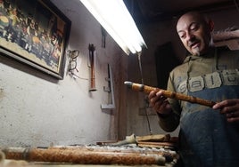 Manuel Pérez observa una de las gaitas que ha realizado en su taller artesanal de Aldeatejada.