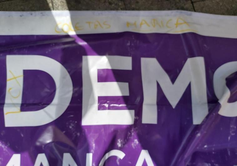 Estado de la carpa de Podemos tras el ataque vandálico.
