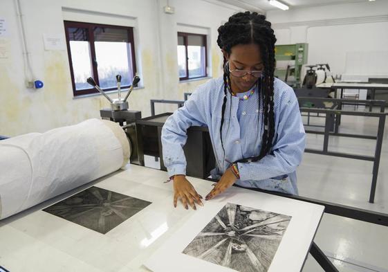 Estudiante durante una clase práctica en la Facultad de Bellas Artes de la Universidad de Salamanca.