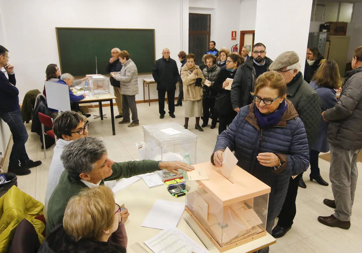 Colas para votar en el colegio electoral del Juan Jaén en unas elecciones.