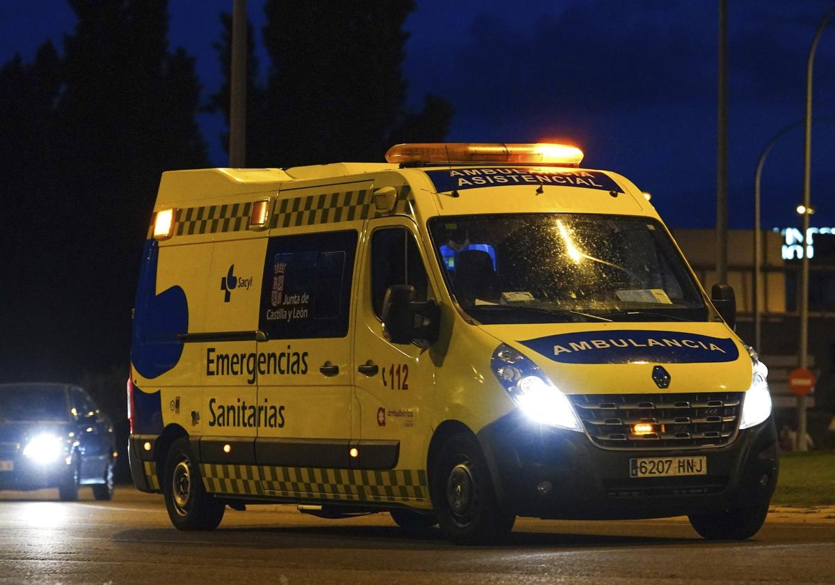 Una ambulancia de Sacyl trasladándose por Salamanca durante la noche.