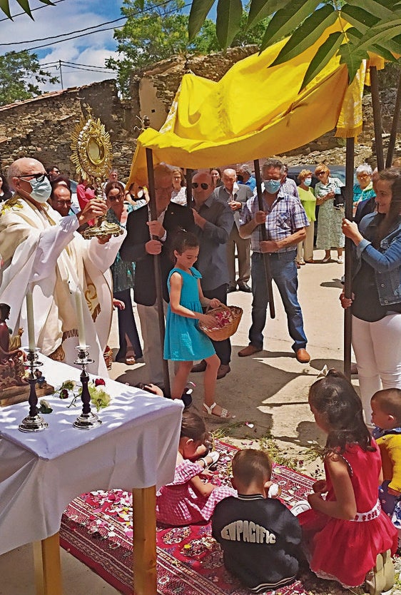 Imagen de la procesión del Corpus celebrada el pasado año en el municipio Salvatierra de Tormes.