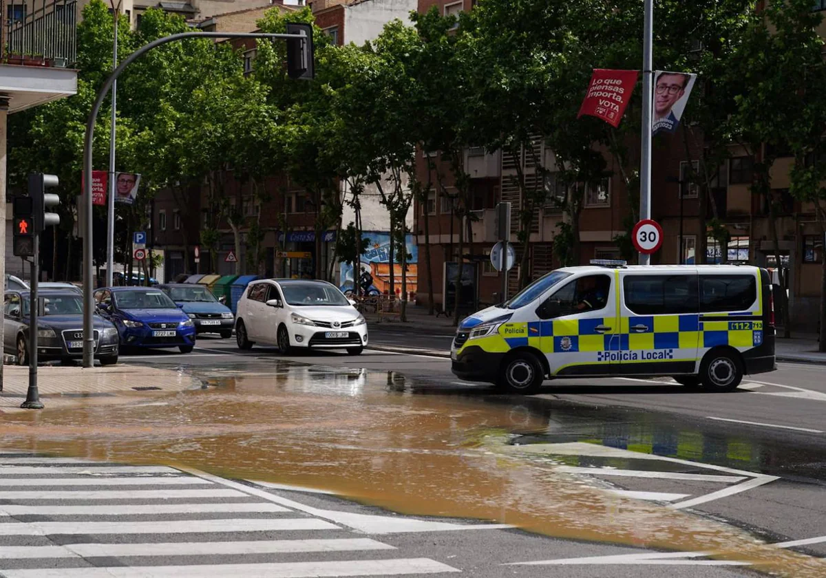 El agua inunda la avenida de Los Cipreses