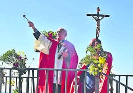 El párroco Félix Pérez realiza el rito de la bendición de los cuatro términos.