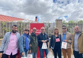 Representantes del PSOE salmantino a las puertas del rastro con su merchandising.