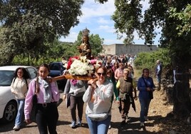 Llegada al paraje de La Fresneda con la Virgen de Valdelamatanza en primer plano.