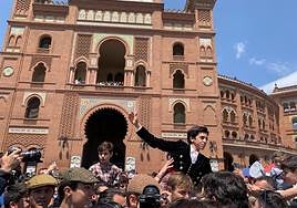 El joven torero salmantino Marco Pérez posa con las dos orejas cortadas al primero en Las Ventas