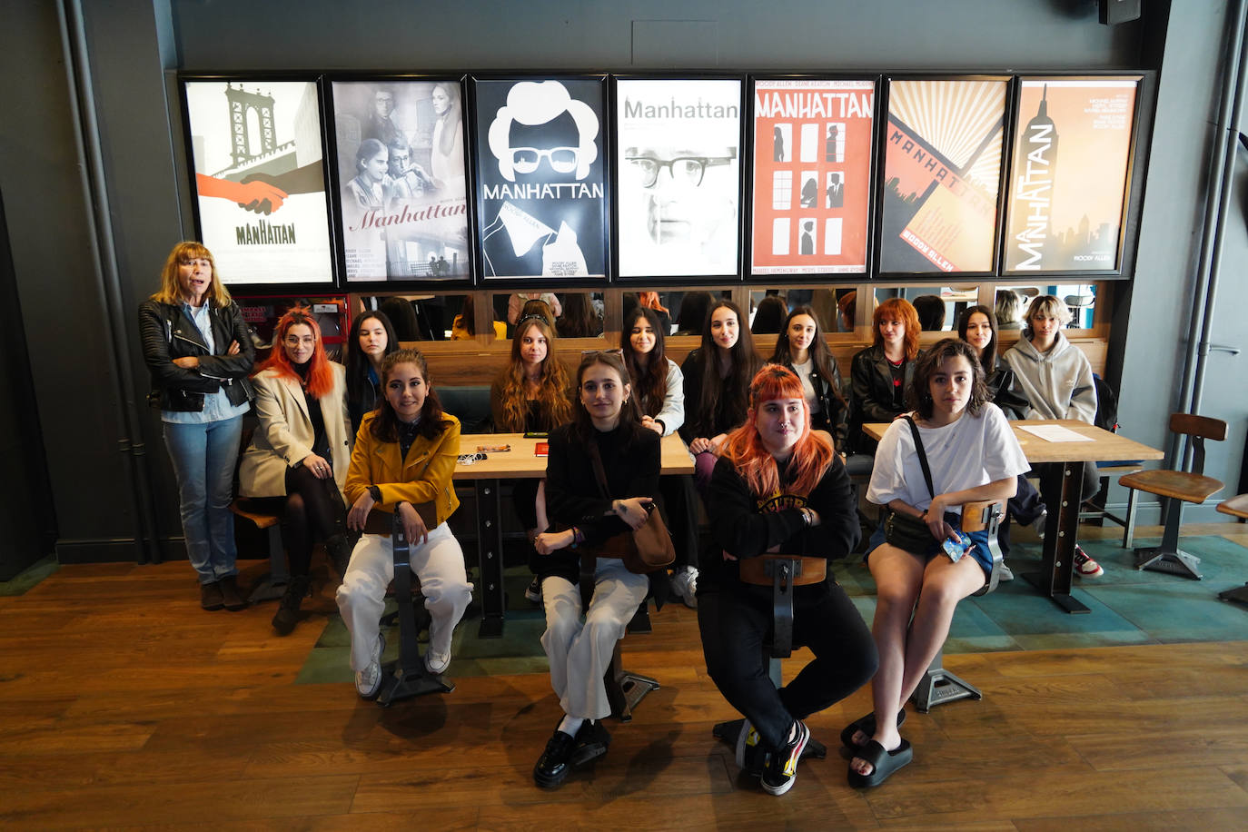 Las alumnas de Bellas Artes junto a algunos de sus carteles en Van Dyck.