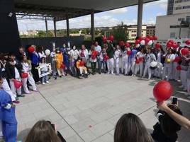 El Complejo Asistencial Universitario de Salamanca celebró este viernes, 12 de mayo, un acto simbólico con motivo del Día Mundial de la Infancia Hospitalizada.