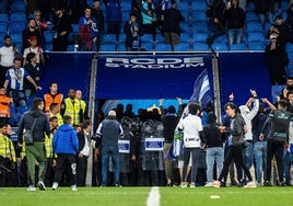 Aficionados del Espanyol acorralan en el túnel de vestuarios a los jugadores del Barça