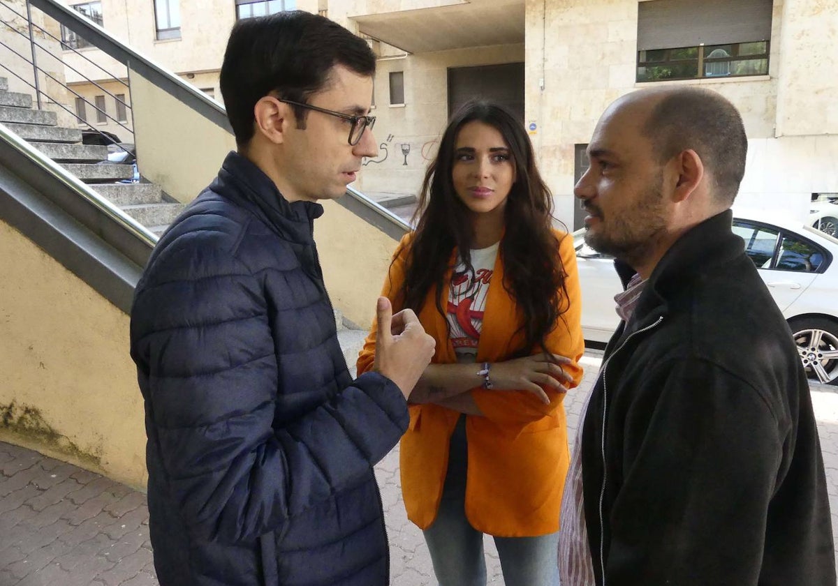 José Luis Mateos, Chema Collados y Sarah Pérez a las puertas de la Iglesia Vieja de Pizarrales.