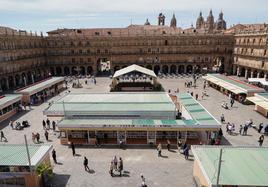 Casetas instaladas en la Plaza Mayor de Salamanca para la celebración de la Feria del Libro.