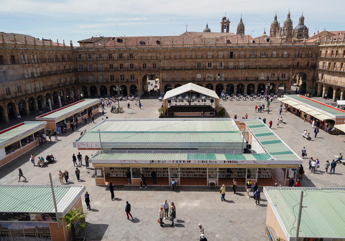 Casetas instaladas en la Plaza Mayor de Salamanca para la celebración de la Feria del Libro.