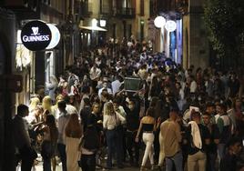 Decenas de jóvenes disfrutan del ocio nocturno salmantino en Varillas, una de las 'arterias' de la fiesta de la ciudad.