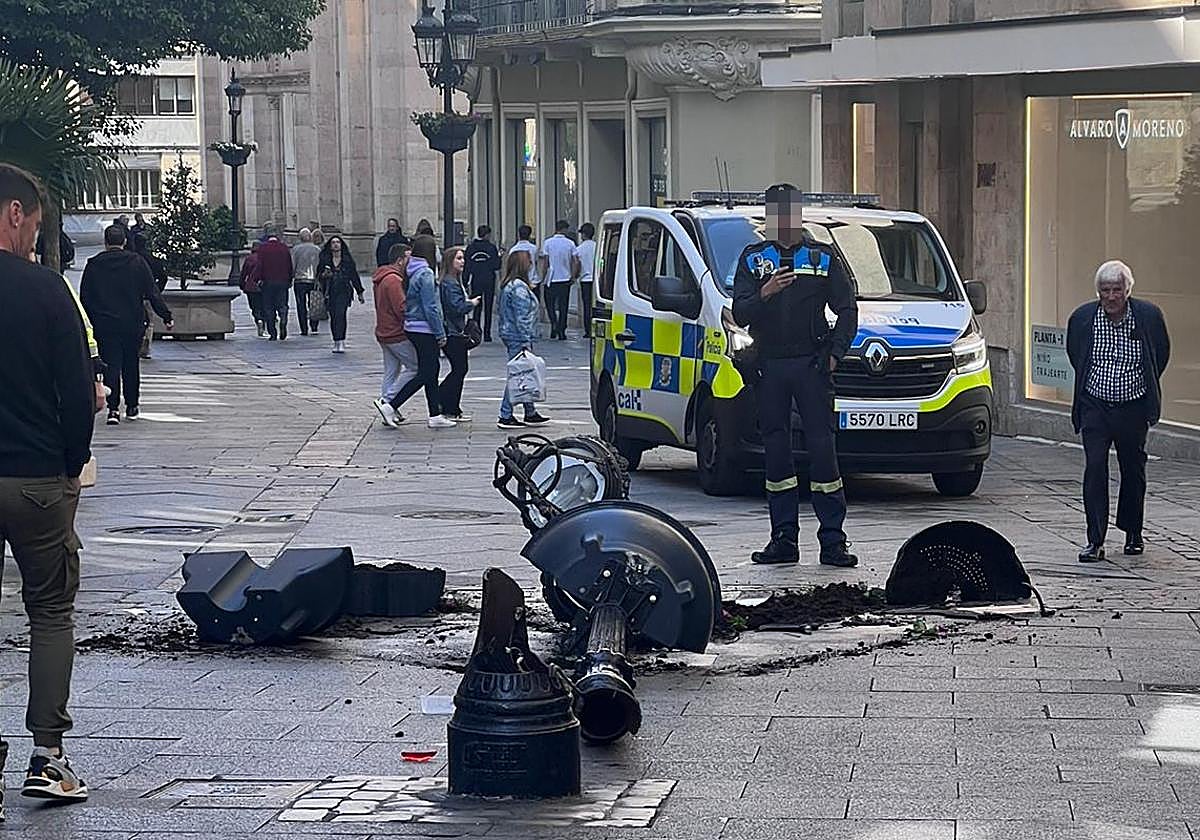 Estado de la farola tras el impacto del camión.