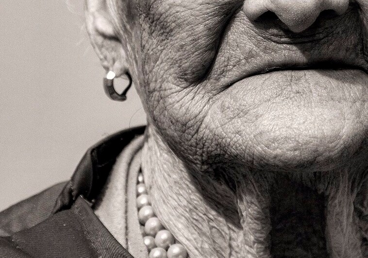 Una persona de avanzada edad con arrugas en su cara.
