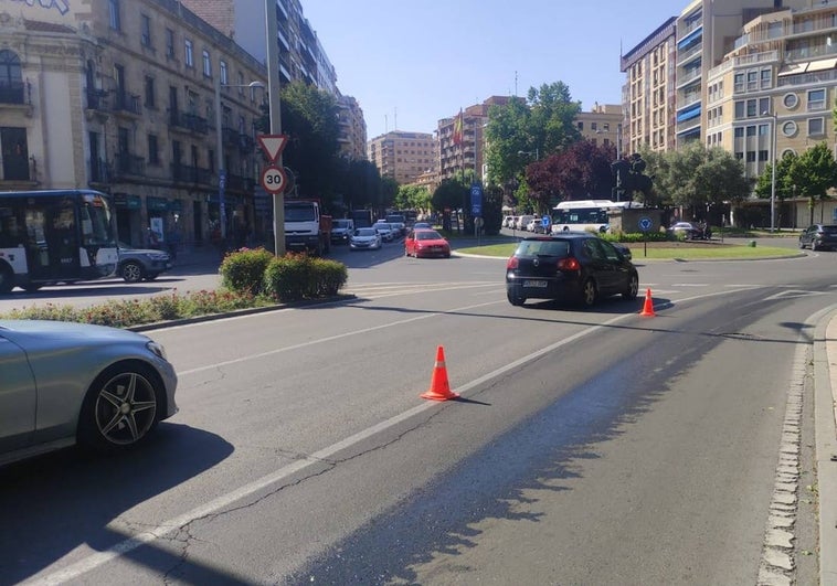 Un gran reguero de aceite provoca un accidente de moto en la Plaza de España