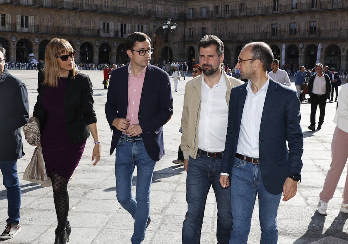 María Sánchez, José Luis Mateos, Luis Tudanca y David Serrada ayer en la Plaza Mayor de Salamanca.