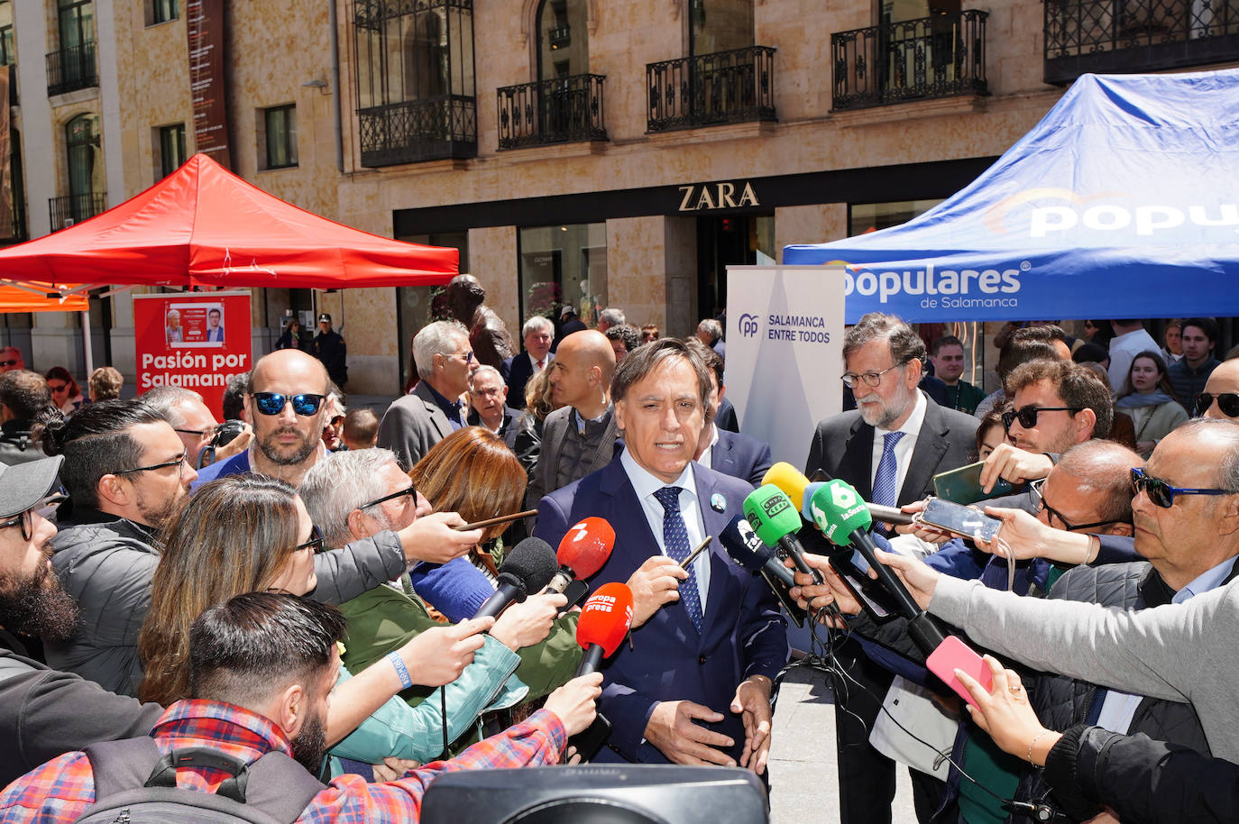 Mariano Rajoy se da un baño de masas en Salamanca