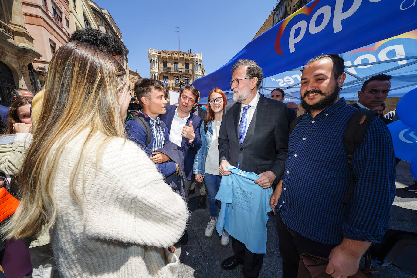 Mariano Rajoy se da un baño de masas en Salamanca