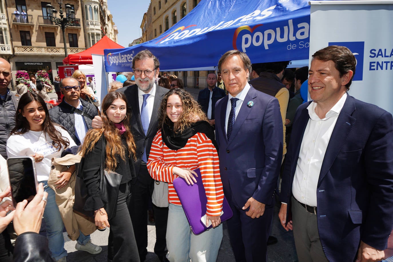 Mariano Rajoy se da un baño de masas en Salamanca