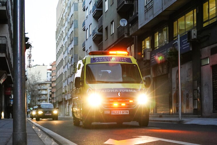 Una ambulancia trasladándose por la ciudad.