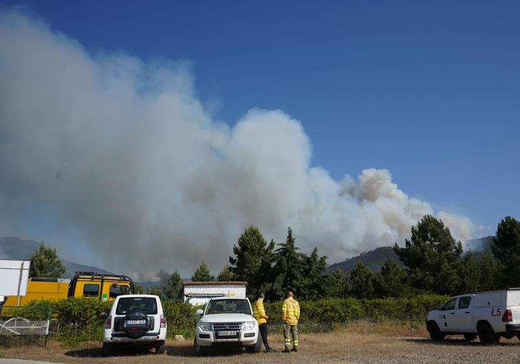 Varios equipos de extinción salmantinos se suman al incendio de Las Hurdes