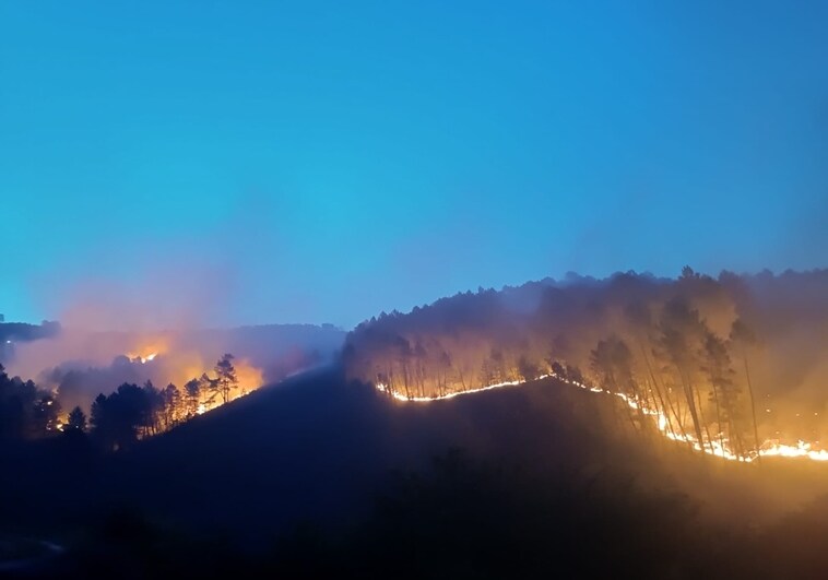 El incendio de Las Hurdes sigue descontrolado y ya amenaza la provincia de Salamanca