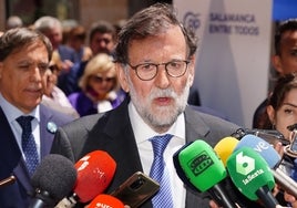 Rajoy atiende a medios a su llegada a un acto de campaña en la Plaza del Liceo.