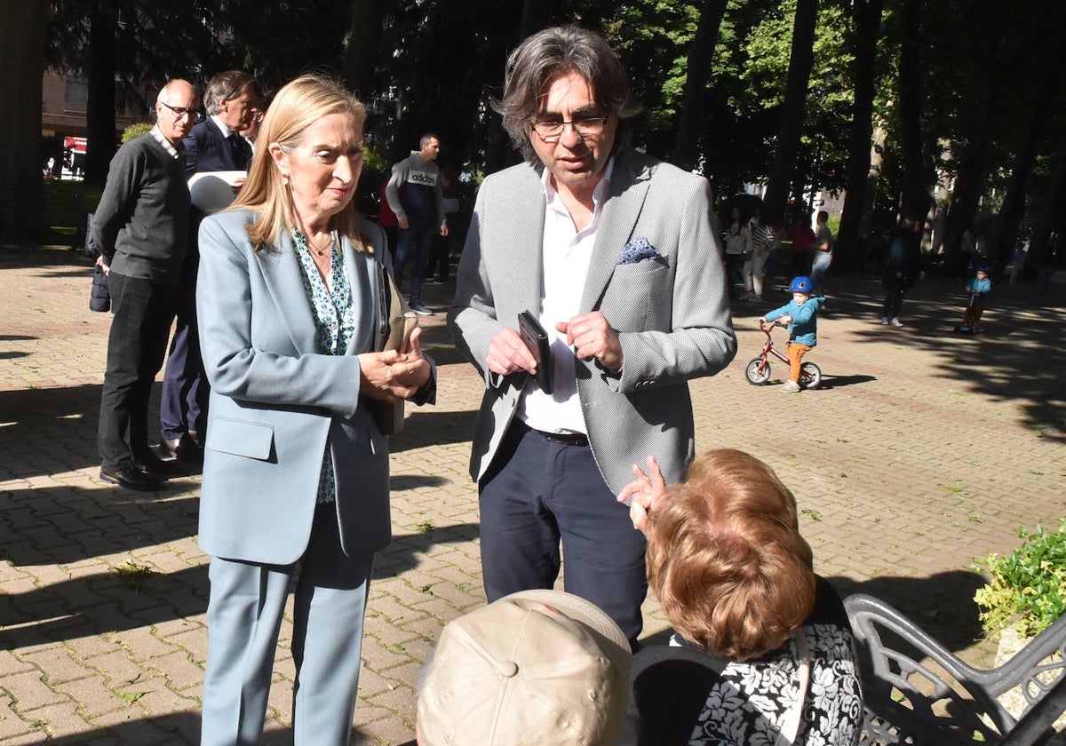 Ana Pastor y Luis Francisco Martín conversan con unas vecinas en el parque municipal de Béjar.