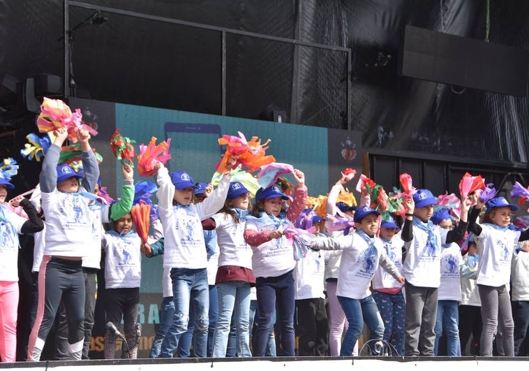 Más de 1.200 niños bailan al  son de “El Danzar de los Danzares” en Castellanos