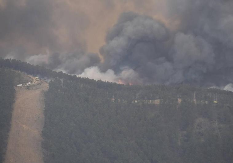 El incendio de Las Hurdes sigue fuera de control y obliga a realojar a 550 personas