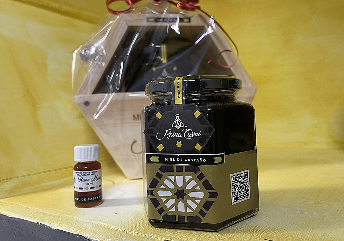 Bodegón con diversas formas de presentar miel de la marca Reina Mora