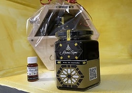 Bodegón con diversas formas de presentar miel de la marca Reina Mora