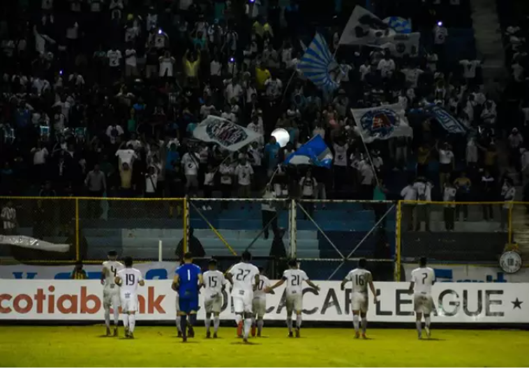 Fallecen doce personas por una estampida en un estadio de fútbol en El Salvador
