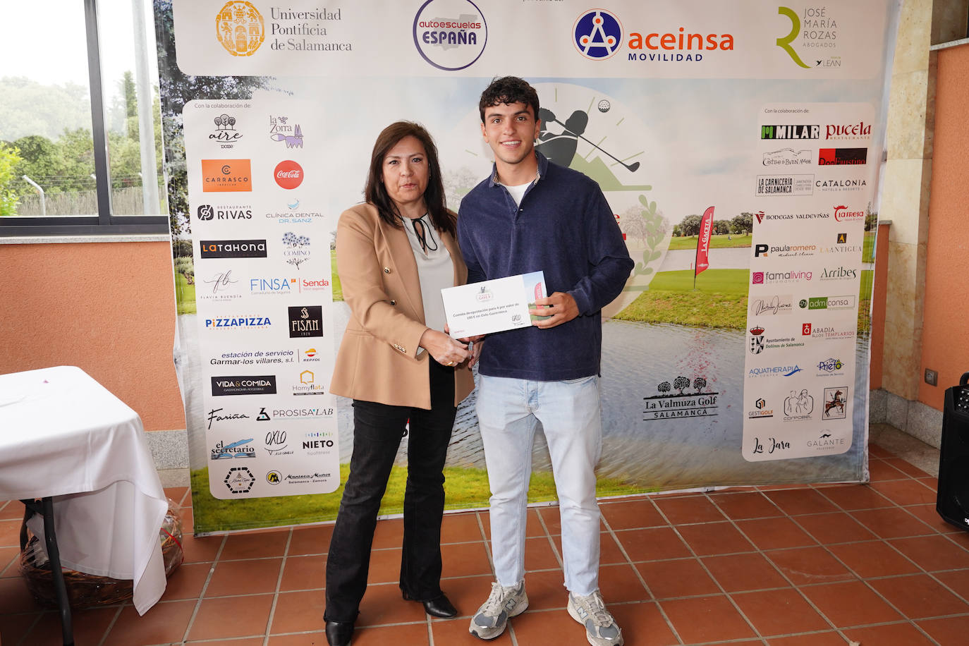 José María Rozas Fernández se llevó la comida degustación para cuatro personas en OXLO. Hizo la entrega Mar González, de LAGACETA.