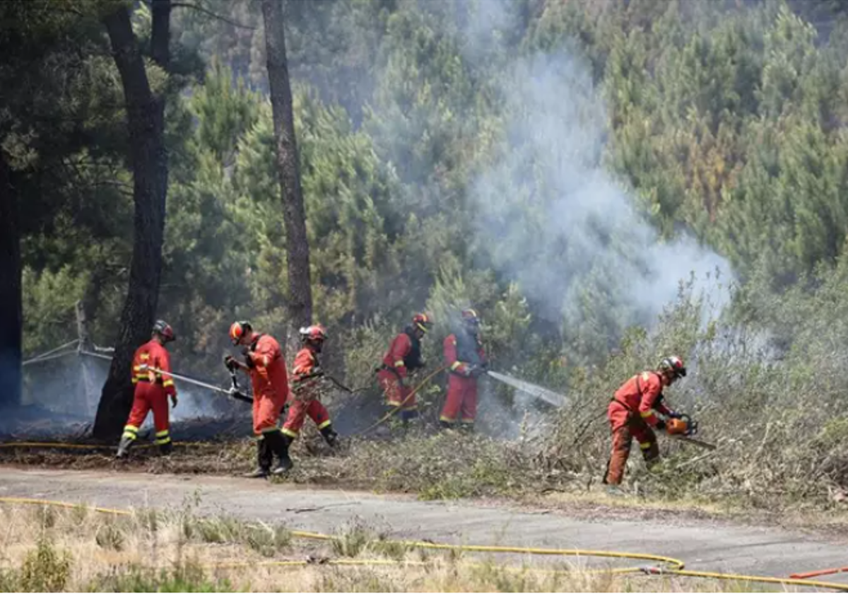 Efectivos de la UME trabajan en la extinción del incendio de Hurdes y Gata.