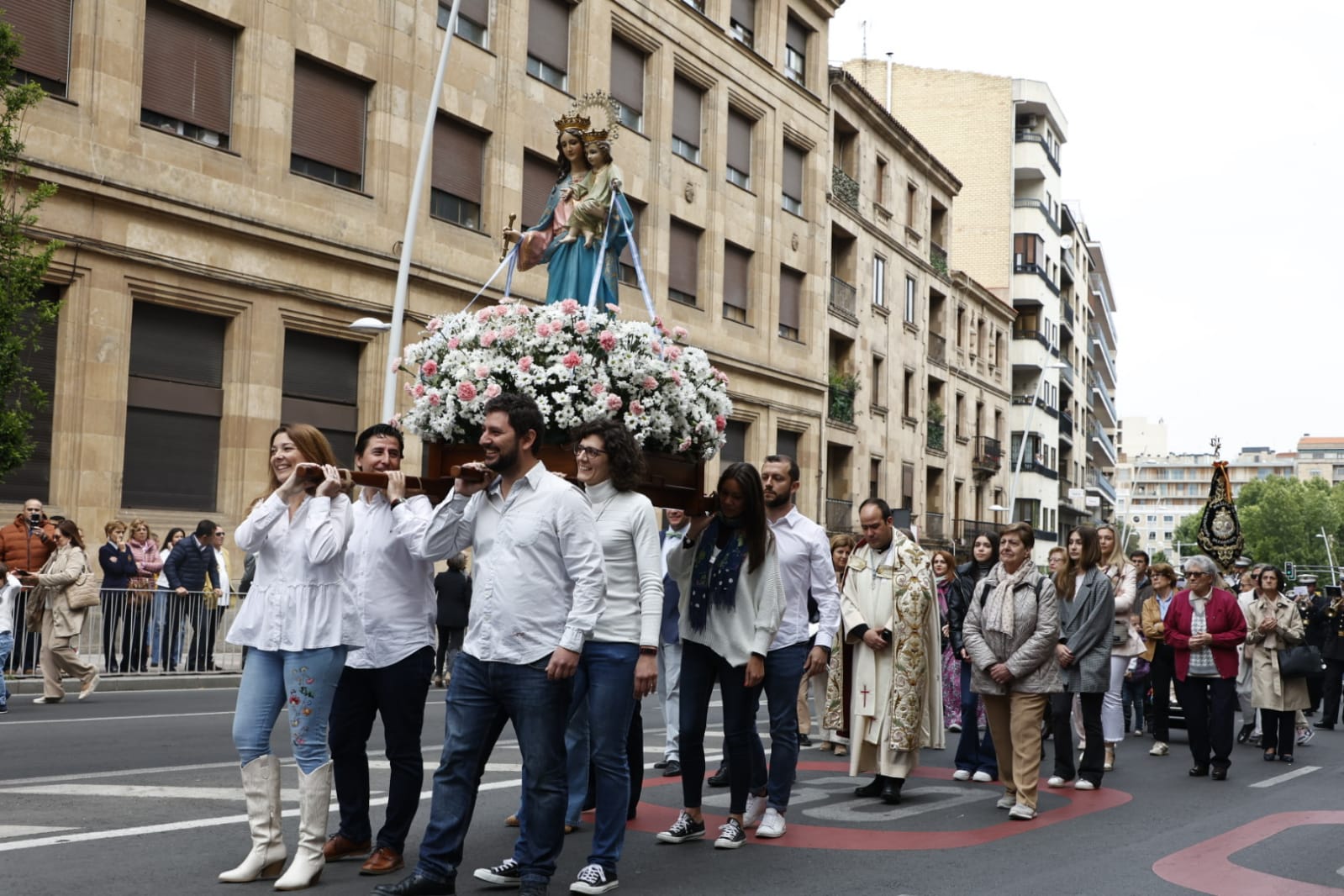 El colegio San Juan Bosco celebra María Auxiliadora por las calles de Salamanca